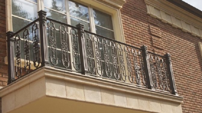 Comment installer une balustrade de balcon, types de structures et matériaux