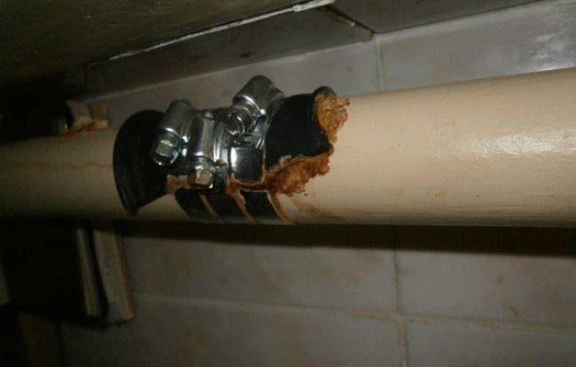 Comment éliminer une fuite dans un tuyau de chauffage scellement mécanique d'un trou et scellement chimique d'une fuite