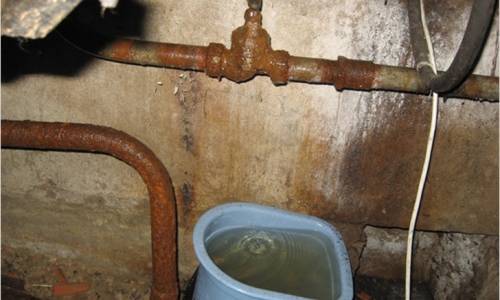 Comment éliminer une fuite dans un tuyau de chauffage scellement mécanique d'un trou et scellement chimique d'une fuite