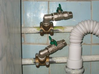 Comment encastrer un robinet dans un tuyau en plastique ?