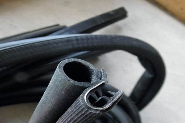 comment choisir un joint pour une porte d'entrée en métal: caoutchouc