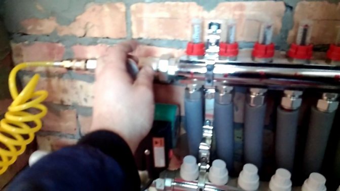 Comment expulser l'air d'un sol en eau chaude: conseils d'experts