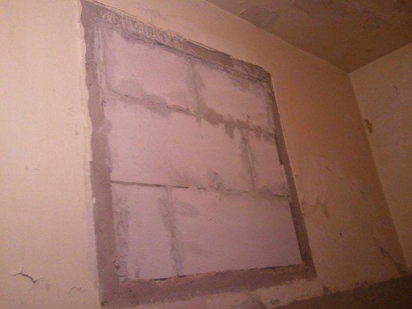 Comment fermer la fenêtre entre la salle de bain et la cuisine avec des cloisons sèches