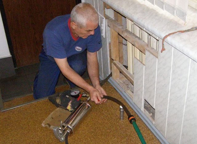 comment verser de l'eau dans un système de chauffage fermé