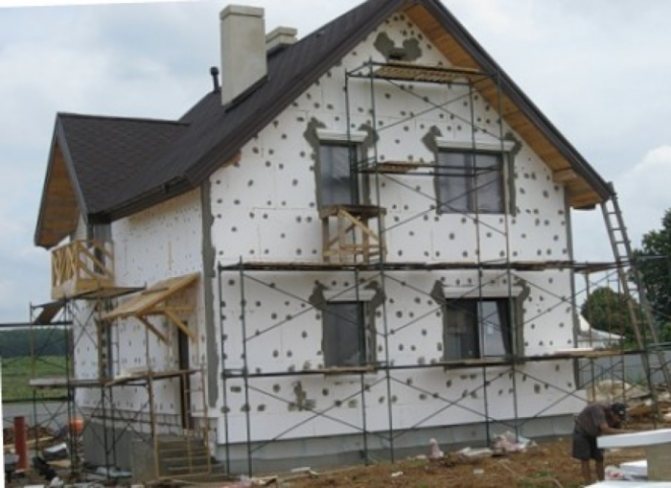 Quelle est la meilleure mousse pour isoler les murs de la maison de l'extérieur?