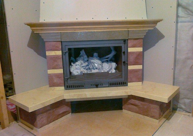 Cheminée en brique avec insert en fonte