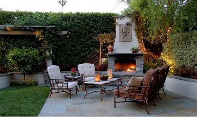 Cheminée dans la cour