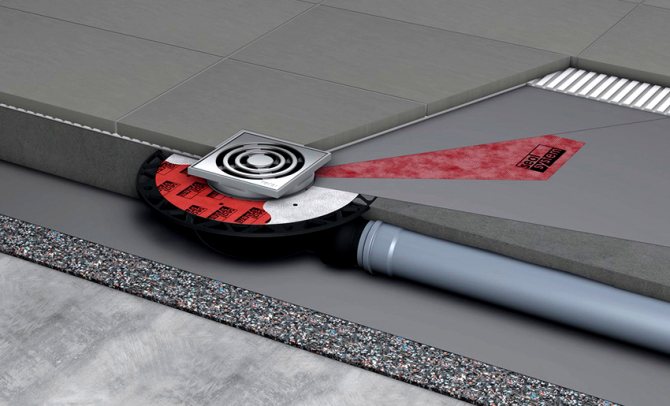 Le drain d'égout est installé conformément aux instructions - l'isolation thermique, l'imperméabilisation, la chape en ciment et les carreaux de sol sont posés sur le sol