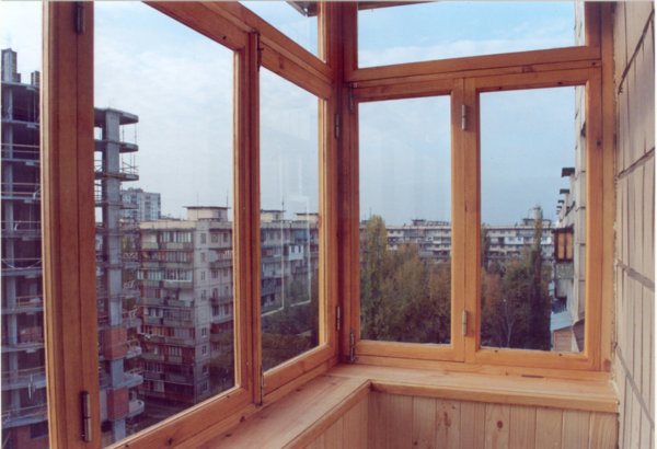 photo d'un balcon avec un cadre en bois