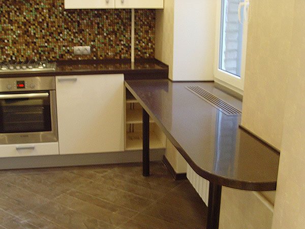 image d'un bar le long du rebord de la fenêtre