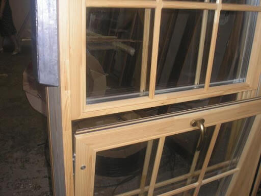 photo de fenêtres verticales en bois