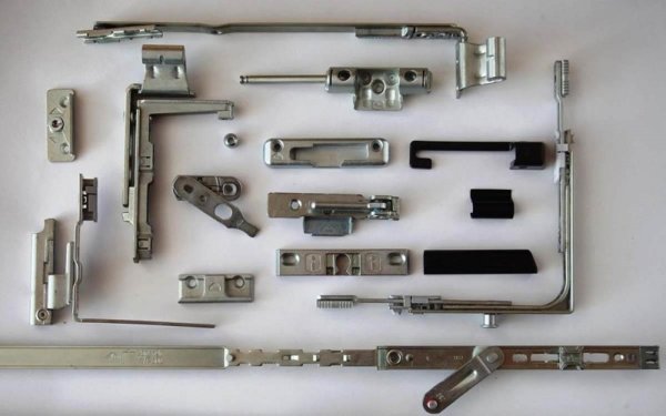 photo de ferrures pour portes de balcon en plastique