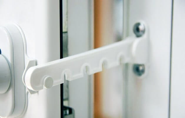 photo d'un peigne sur une fenêtre