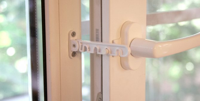 image d'un peigne sur une fenêtre