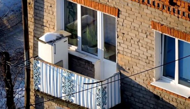 photo d'un réfrigérateur sur un balcon ouvert