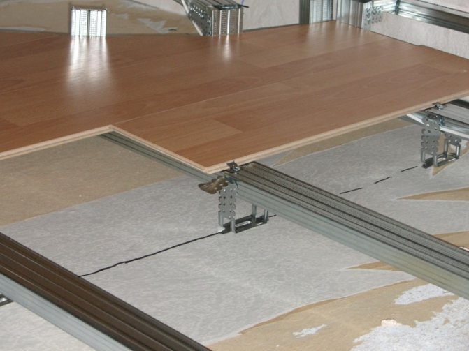 image d'un cadre en profilés métalliques