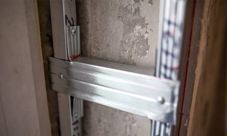 photo de la fixation du lattage du cadre pour l'installation d'une pente de fenêtre