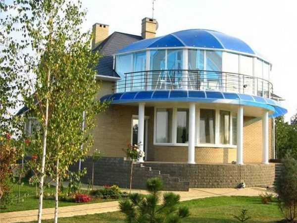 photo d'un auvent en forme de dôme sur un balcon