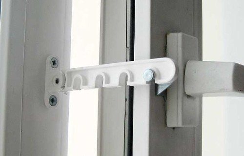 photo de l'installation du dispositif de retenue au bout de l'ouvrant