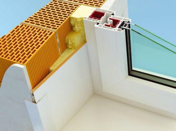 photo d'installation de pentes à partir de panneaux sandwich