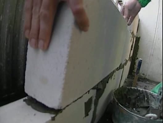 photo de l'installation d'une cloison entre les balcons