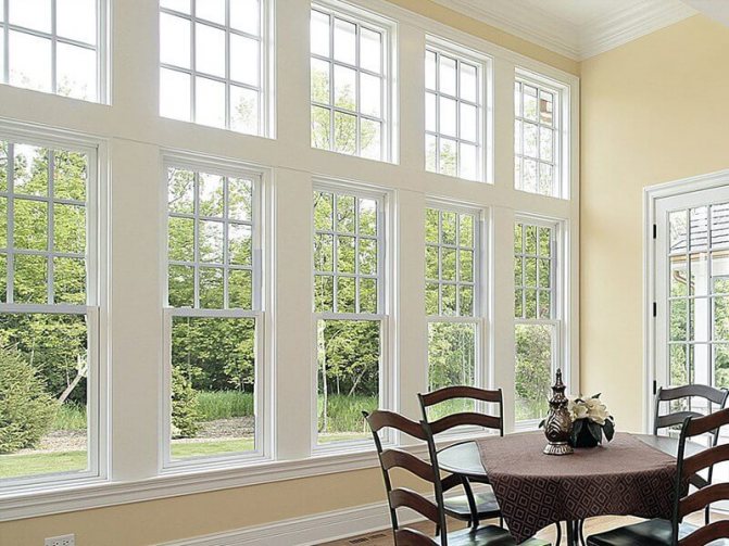 photo de fenêtres en bois en plastique