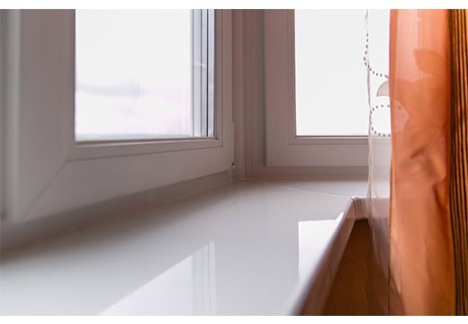 photo d'un rebord de fenêtre en plastique