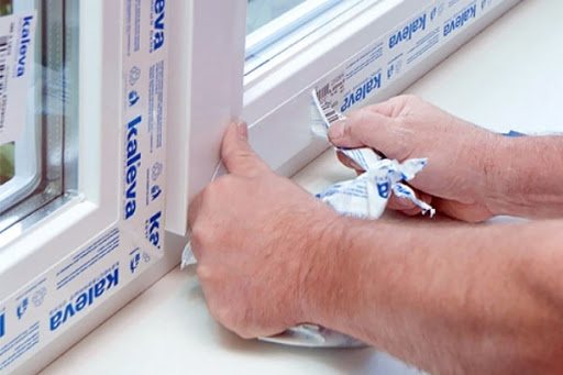 image pour retirer le film des fenêtres en plastique