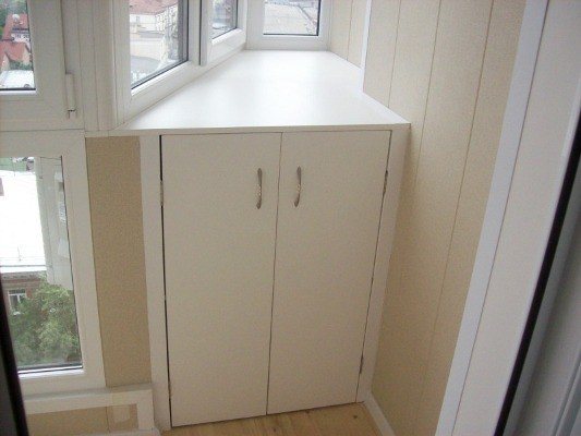 photo d'un buffet sur un balcon