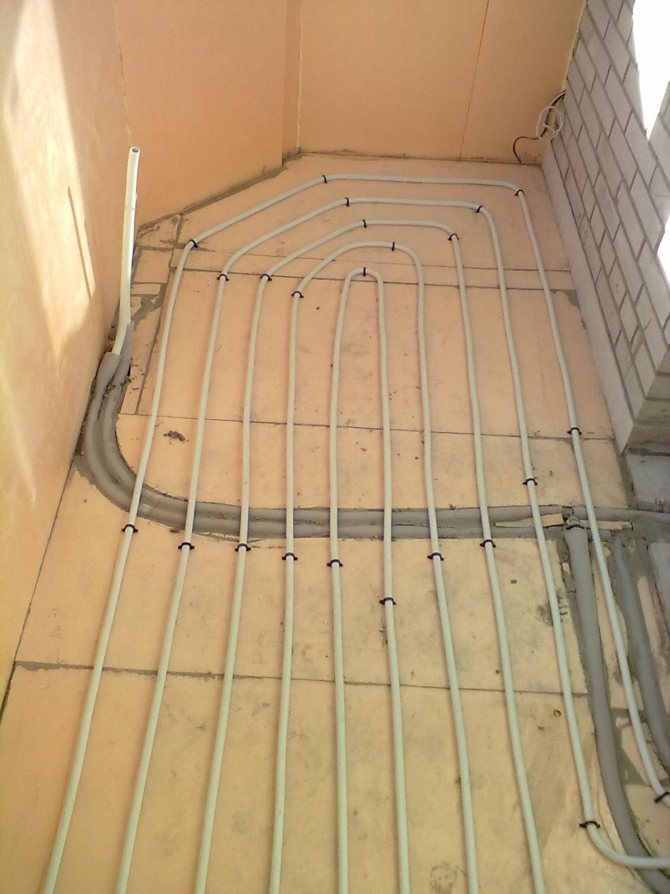 photo du plancher chauffant à l'eau sur le balcon