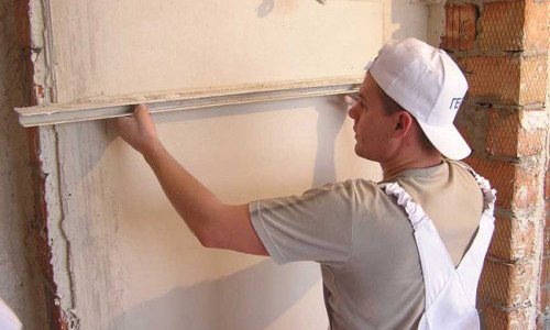 photo de niveler les murs avec du mastic