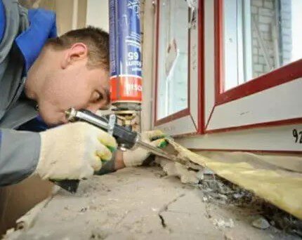 photo de combler les lacunes avec de la mousse