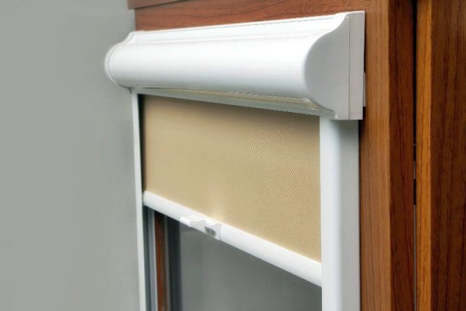 Store à enrouleur à cassette avec ressort