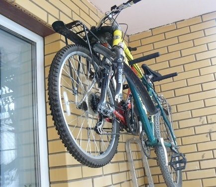 Katinka plaçant le vélo sur le balcon