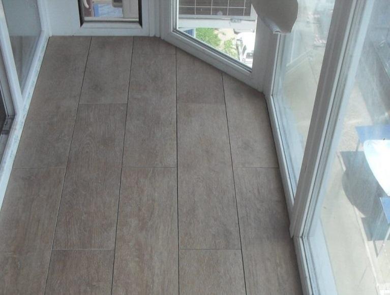 Grès cérame sur le balcon