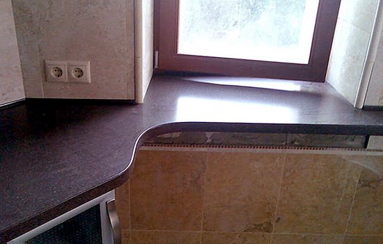 Plan de travail en grès cérame dans la cuisine