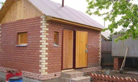 Le bain en brique sera un lieu de repos et de décoration de la cour