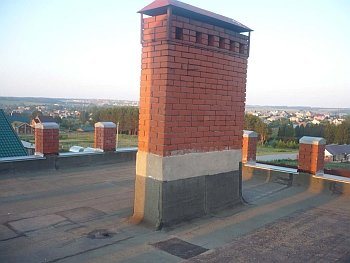 cheminée scellée en brique sur le toit