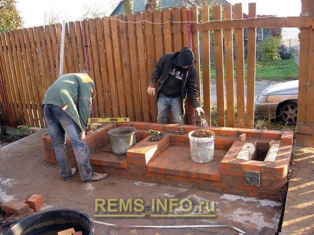 Maçonnerie de four à barbecue - le bon bac à cendres pour la chambre de combustion est prêt.