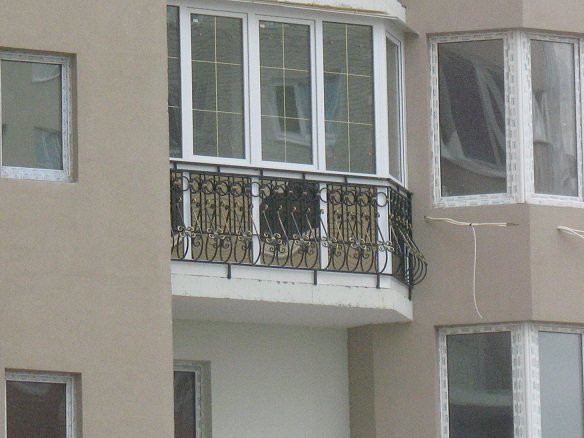 Balcon à la française classique avec balustrade en fer forgé