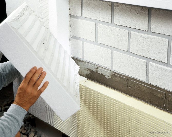 Nous collons du polystyrène expansé