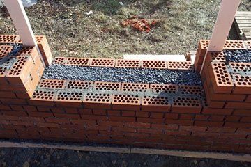 Maçonnerie annulaire lorsqu'elle est isolée avec de l'argile expansée