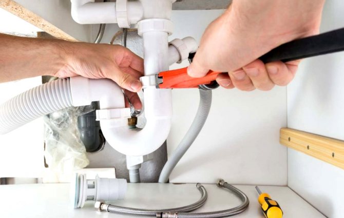 Le joint d'eau coudé pour le système d'égout a une conception en forme de U ou de S