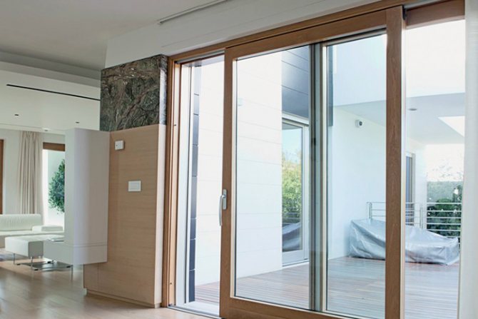 Fenêtres blindées combinées dans une maison privée