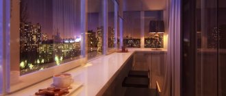 Coin salon confortable sur le balcon vitré