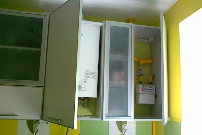 Les communications dans la cuisine peuvent toujours être déguisées en les cachant dans de fausses armoires.