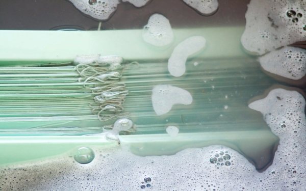 La structure doit être rincée de la mousse restante