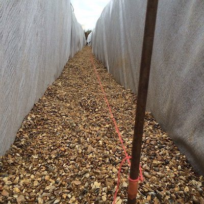 Le contrôle de la pente est requis non seulement pour les tuyaux, mais aussi pour le lit de sable ou de gravier