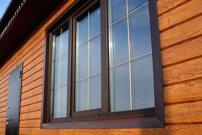 Fenêtre à double vitrage marron avec disposition dorée sur le verre