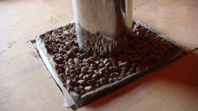 Boîte remplie de matériaux d'isolation thermique (dans ce cas - argile expansée)